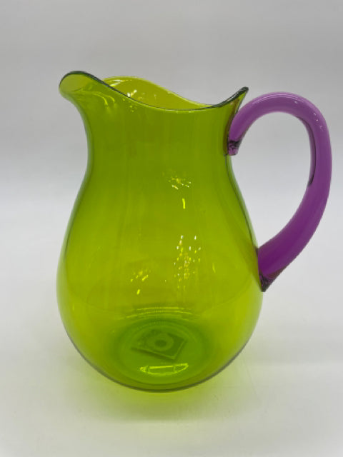 ACRYLIC PITCHER IN GREEN WITH AMETHYST HANDLE 64OZ
