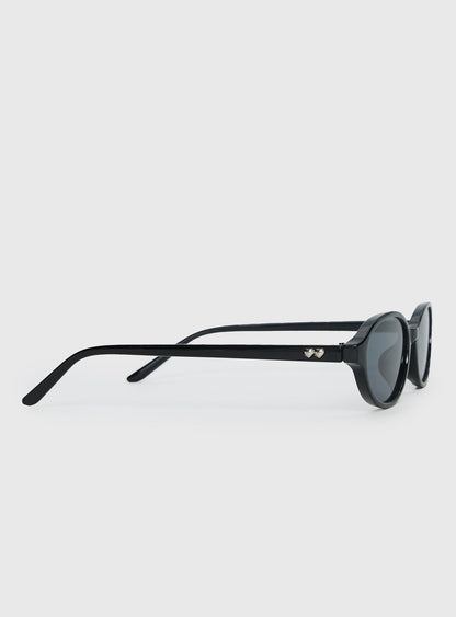 Captivation Oval Sunglasses Black