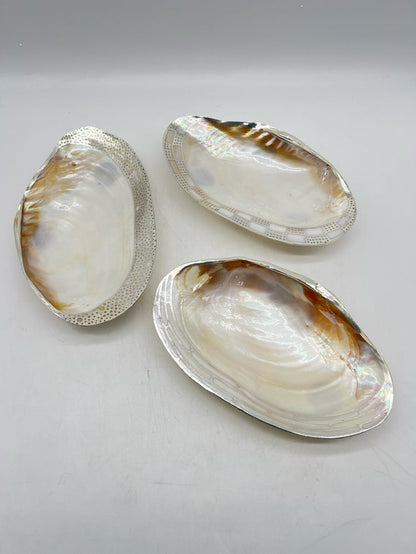 ORNAMENTAL CABEBE SHELL FOOTED DISH