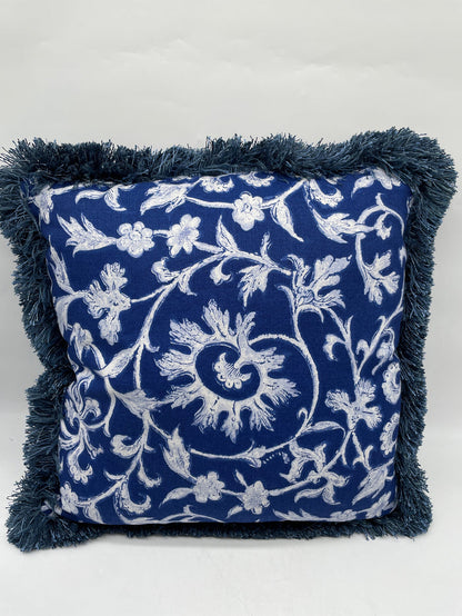 PILLOW NAVY AND WHITE PATTERN WITH BLIUE FRINGE